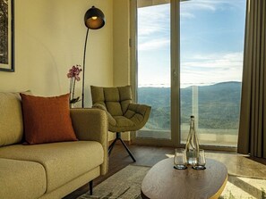 Junior suite | Woonruimte | Een 80-cm flatscreentelevisie met kabelzenders