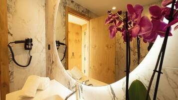 Amenidades de baño gratuitas, secadora de cabello, toallas, jabón