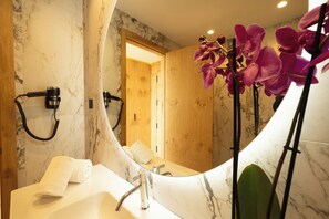 Gratis toiletartikelen, een haardroger, handdoeken, zeep