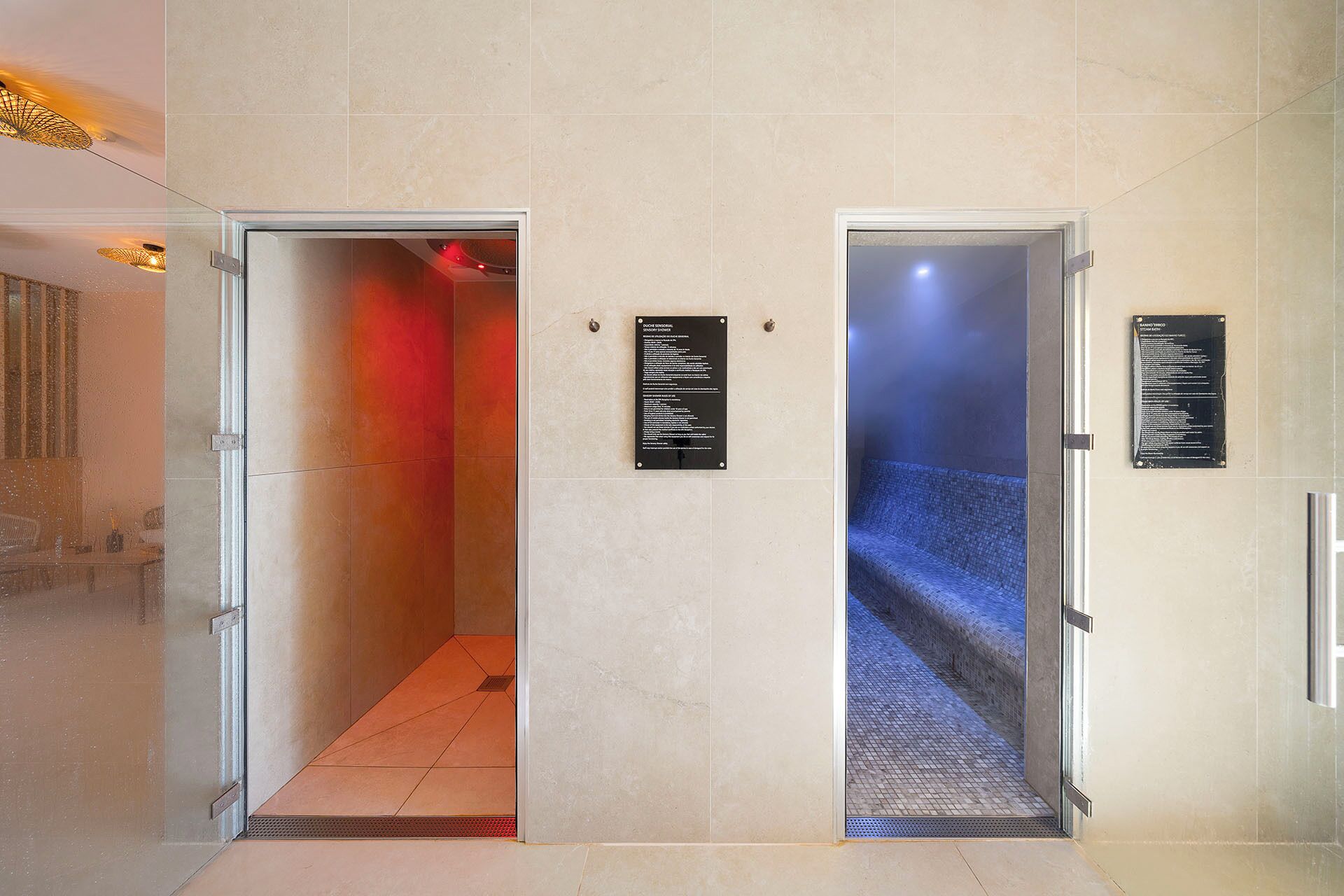 Un hall de hotel con dos puertas que dan a diferentes plantas, cada una con un cartel que indica el número de piso.