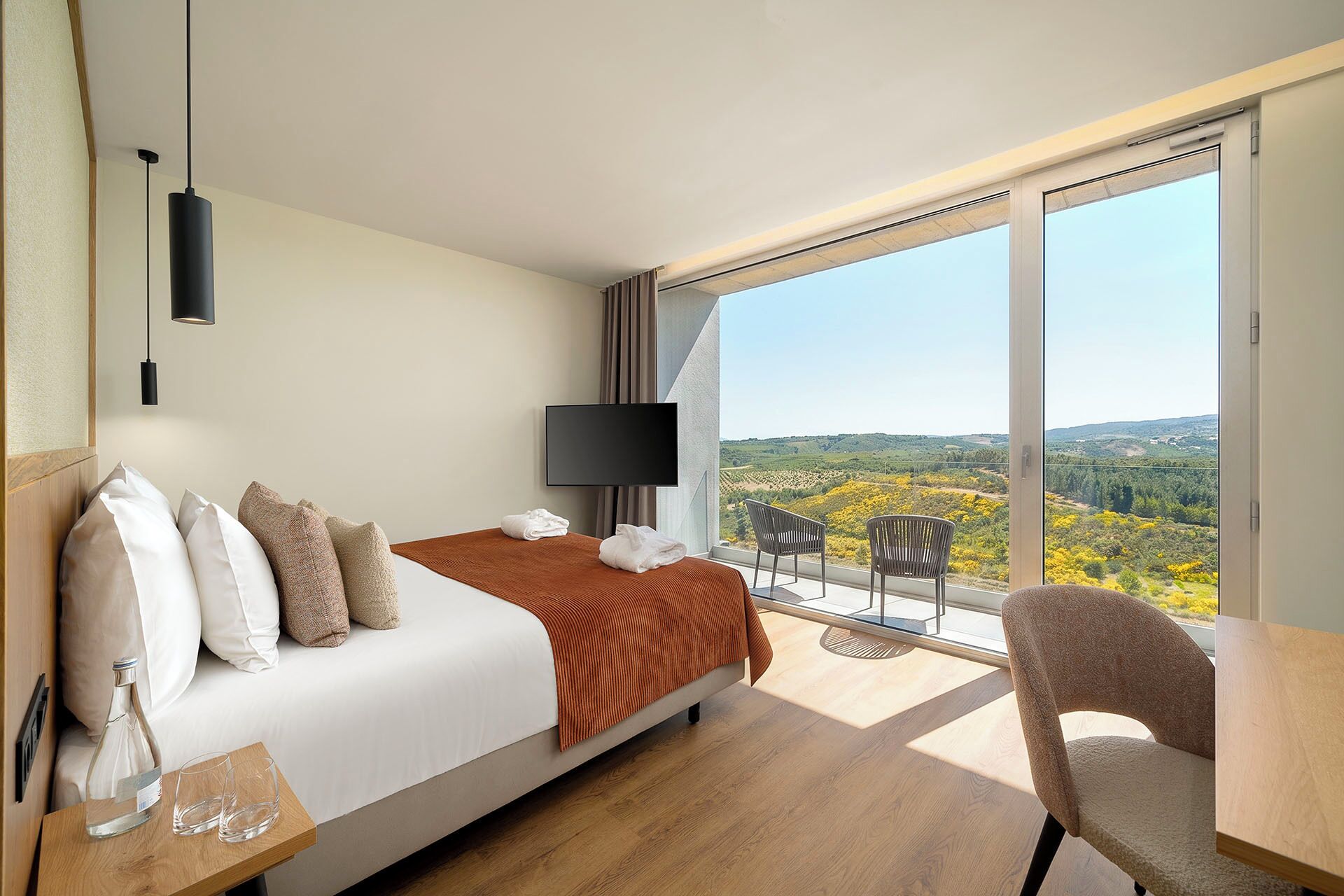 Quarto casal luxo | Frigobar, cofres nos quartos, ferros/tábuas de passar roupa