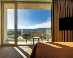 Minibar, caja de seguridad en la habitación, wifi gratis y ropa de cama 