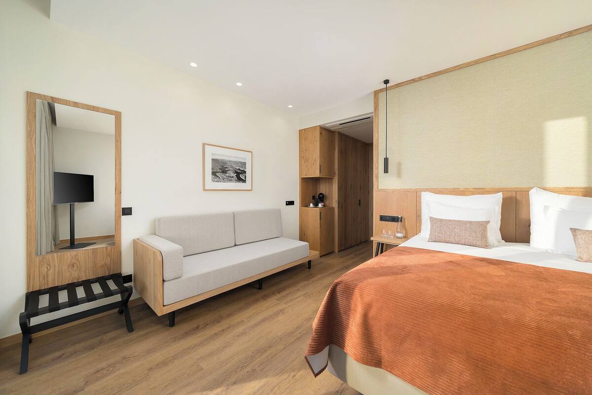 Minibar, caja fuerte, tabla de planchar con plancha y wifi gratis