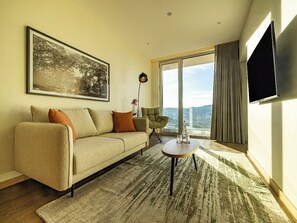 Junior Suite | Living area | 80-cm flat-screen TV with cable channels - Água Hotels Terra Fria (Braganca)