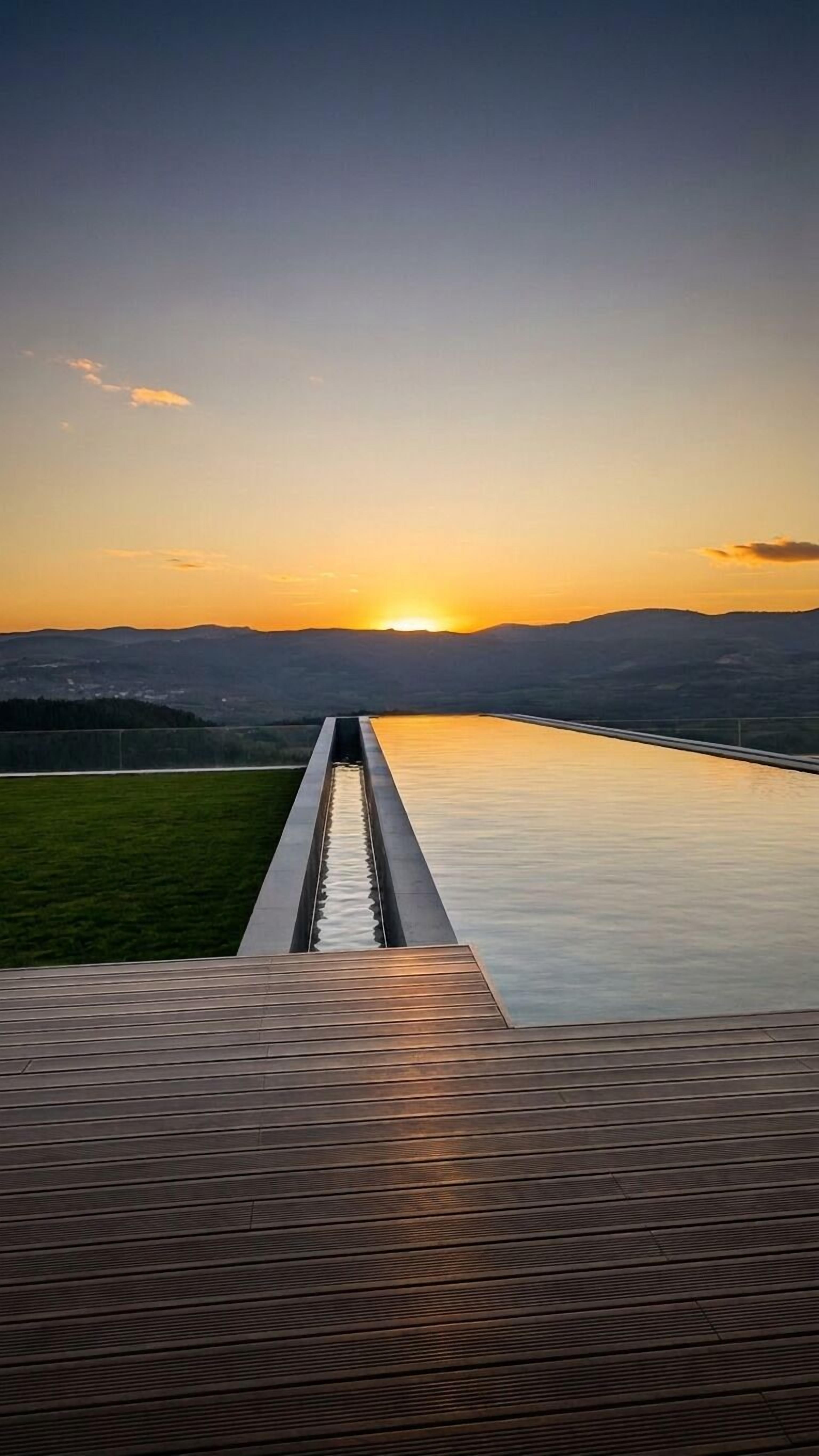 Innenpool, Außenpool, Sonnenschirme, Liegestühle