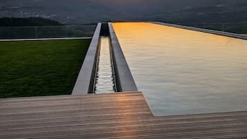 Innenpool, Außenpool, Sonnenschirme, Liegestühle