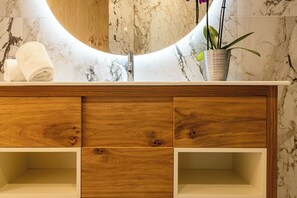 Artículos de tocador gratuitos, secador de pelo, toallas, jabón