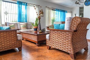 Villa, 6 Schlafzimmer, Raucher, eigener Pool | Wohnzimmer