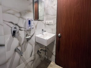 Habitación Deluxe con 2 camas individuales | Baño | Ducha y bañera combinadas, toallas, jabón y champú