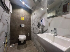 Deluxe Twin Room | Bathroom