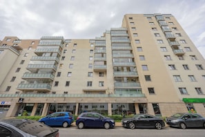 Exterior - Comfortable Apartment with Balcony | Parking in Garage (Warszawa)