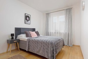 1 bedroom, desk, iron/ironing board, travel cot - Comfortable Apartment with Balcony | Parking in Garage (Warszawa)