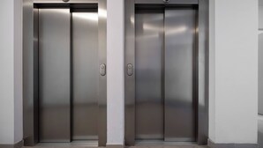 Dos puertas de ascensor en un edificio moderno.