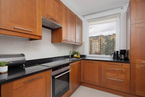 Fridge, oven, stovetop, dishwasher