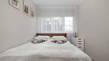 2 bedrooms, desk, iron/ironing board, travel cot