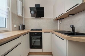 Frigorifero, microonde, forno, piano cottura