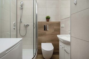 Douche, sèche-cheveux, serviettes fournies, shampoing