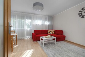 TV, offices - Sempołowskiej 68 Wrocław | Red Apartment with Desk for Remote Work (Wrocław)