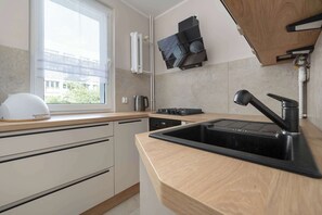 Fridge, microwave, oven, stovetop - Sempołowskiej 68 Wrocław | Red Apartment with Desk for Remote Work (Wrocław)