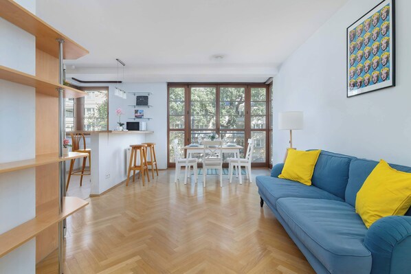 Televisión y oficina 