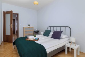 2 habitaciones, tabla de planchar con plancha, cuna de viaje y wifi 