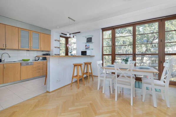 Fridge, microwave, oven, stovetop