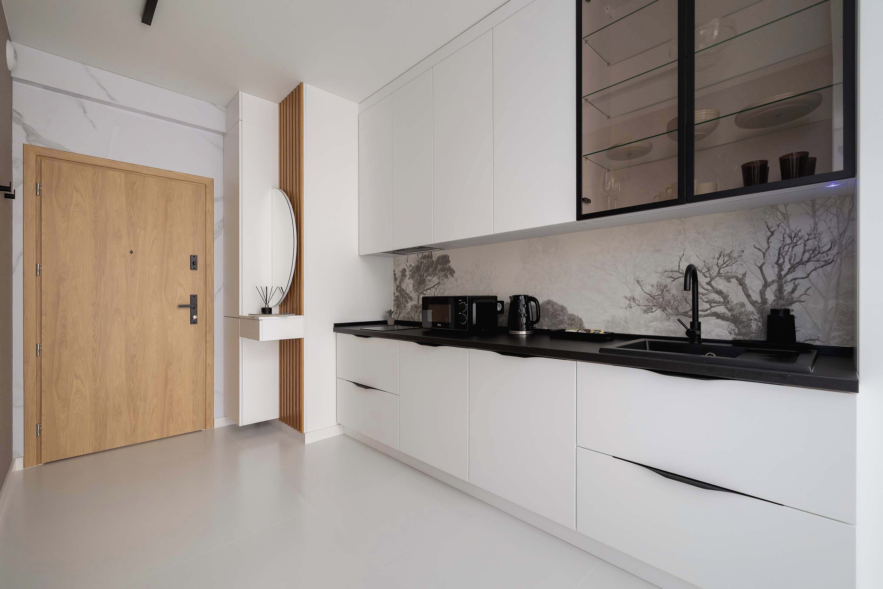 Jääkaappi, mikroaaltouuni, liesi, keittoastiat/astiat/ruokailuvälineet