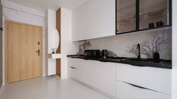 Jääkaappi, mikroaaltouuni, liesi, keittoastiat/astiat/ruokailuvälineet