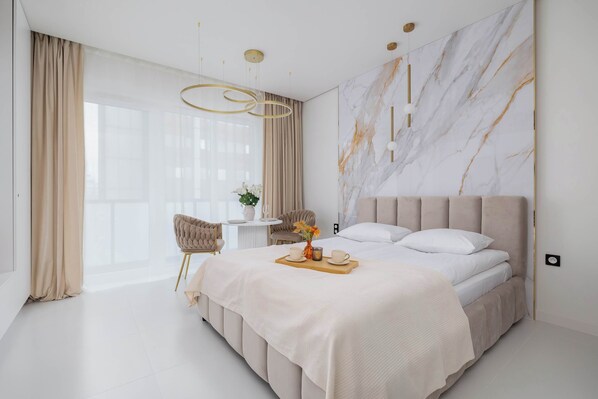 Iron/ironing board, travel crib, WiFi, bed sheets