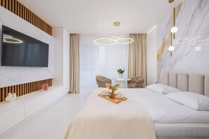 Iron/ironing board, travel crib, WiFi, bed sheets