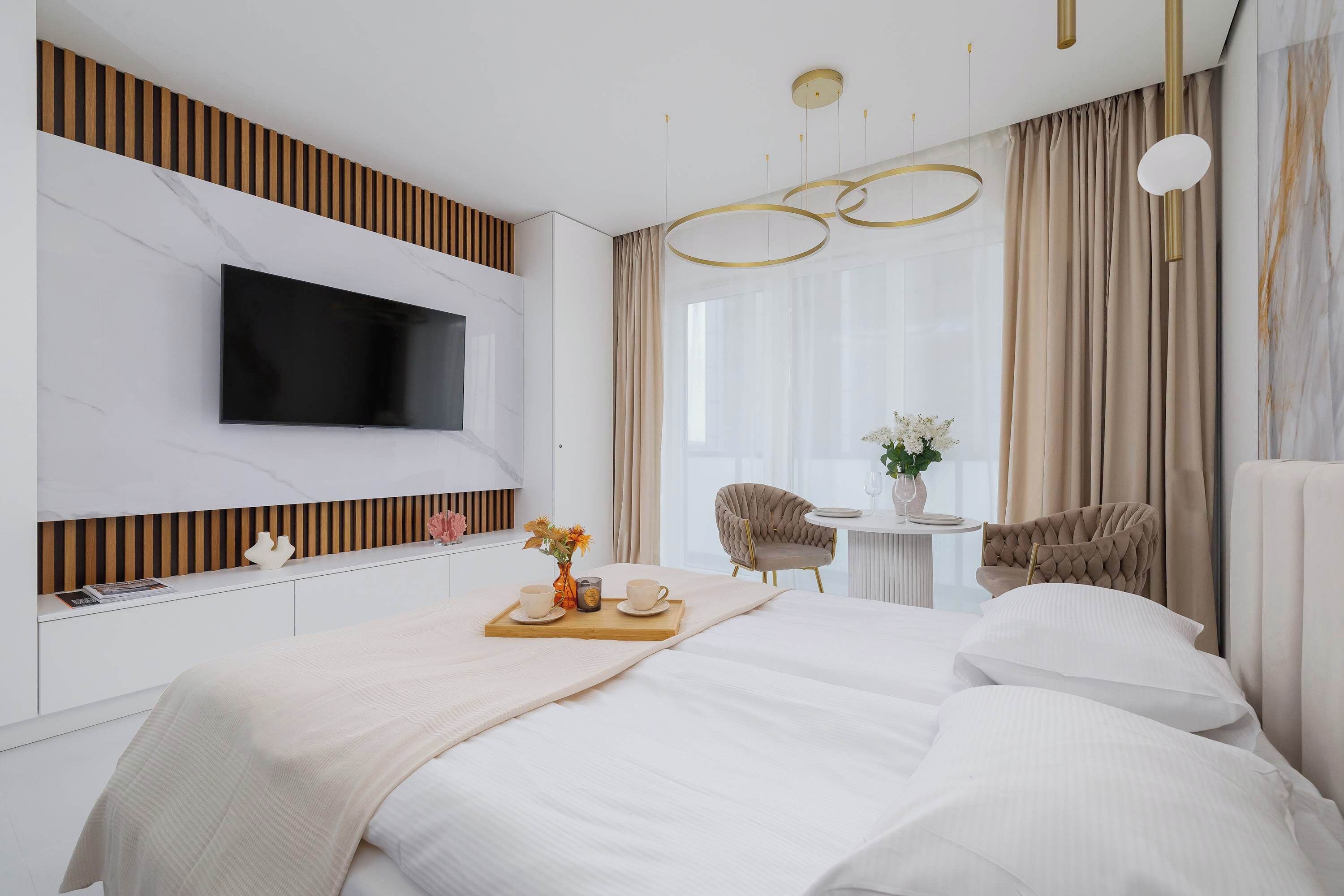 Een strijkplank/strijkijzer, reisbedje, wifi, beddengoed