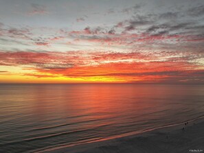 Una playa con un atardecer.