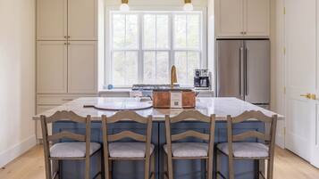 Frigorífic, forn, placa de cuina i cafetera i tetera