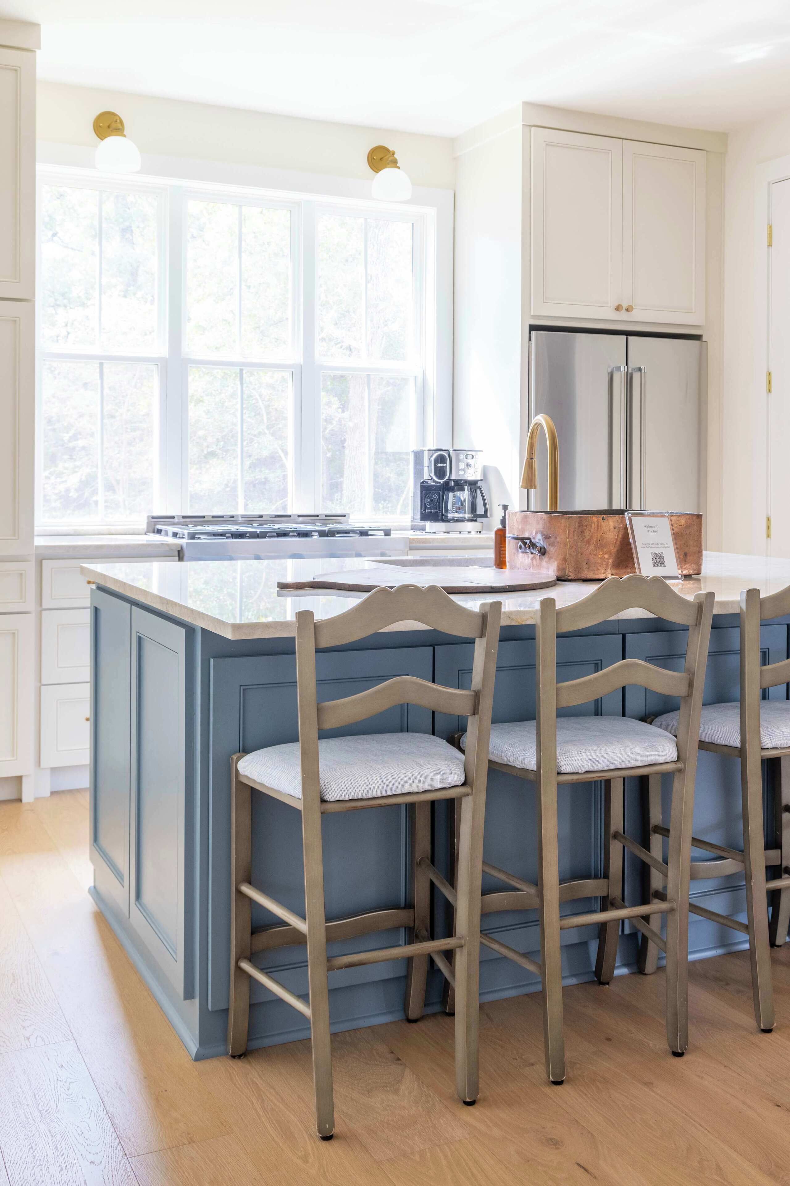 ثلاجة، فرن، موقد طهي مسطح، ماكينة لصنع القهوة/الشاي