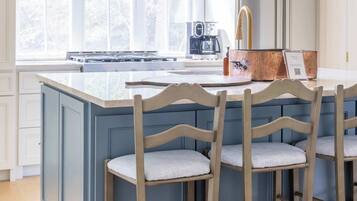 Fridge, oven, stovetop, coffee/tea maker