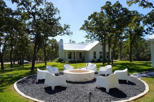 Iris House | Fall Getaway 5 Min to Round Top