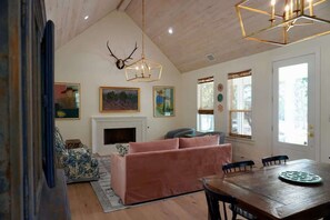 Televisión y chimenea 