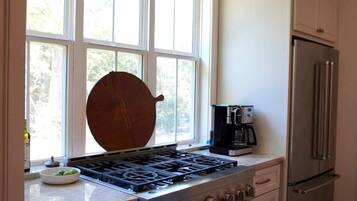 Geladeira, fogão, cooktop, cafeteira/chaleira