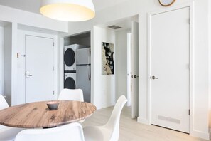 Dining - 1 BR Full Kitchen- Pool Gym Beach 29th floor (Hallandale Beach)