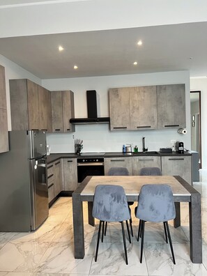 Een magnetron, een oven, een kookplaat, een vaatwasser