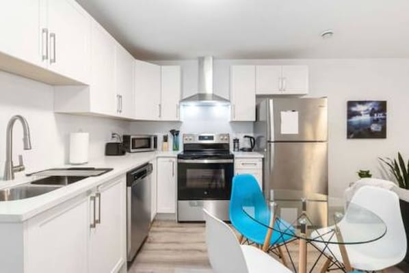 Micro-ondes, four, plaque de cuisson, lave-vaisselle