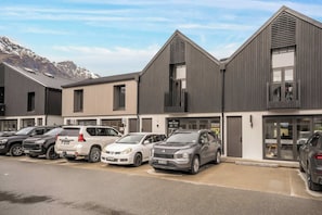 Exterior - Lake and Peaks 2 Bedroom Apartment (Jacks Point)