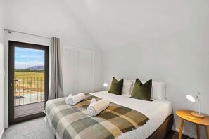 2 bedrooms, iron/ironing board, WiFi, bed sheets - Lake and Peaks 2 Bedroom Apartment (Jacks Point)