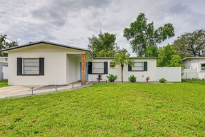 Interior - 1 Mi to Busch Gardens: Modern Home w/ Private Yard (Tampa)