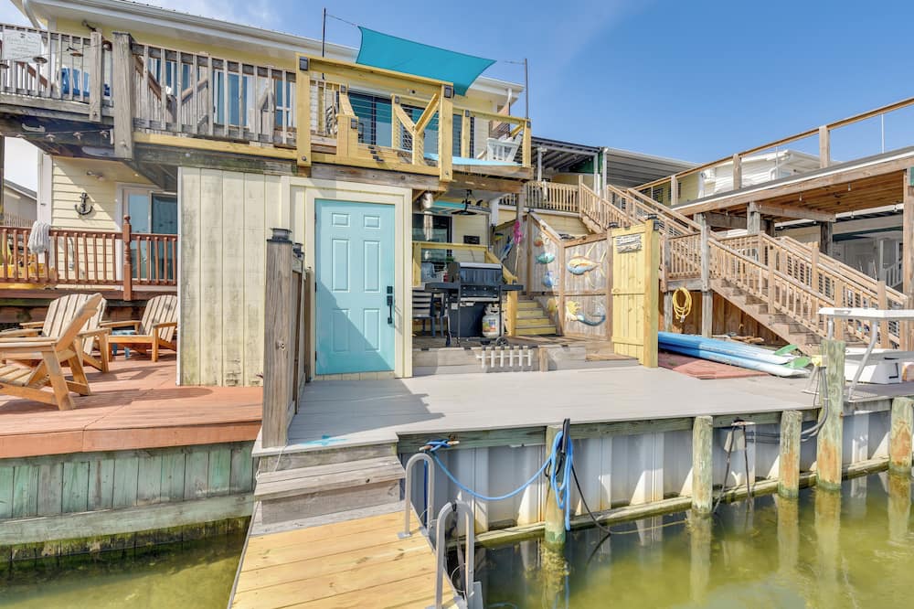 Boat, Fish & Walk to Beach: Waterfront Destin Gem!