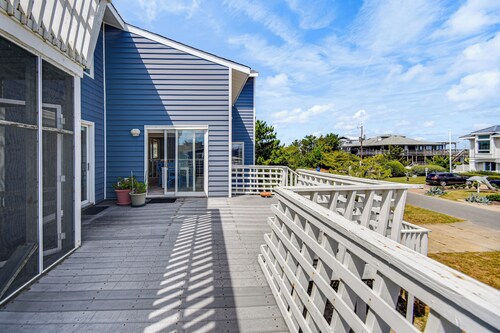 Steps to Ocean: Spacious Virginia Beach Retreat!