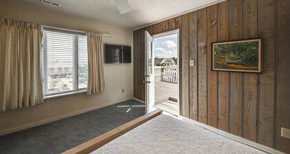 Steps to Ocean: Spacious Virginia Beach Retreat!
