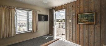 Steps to Ocean: Spacious Virginia Beach Retreat!