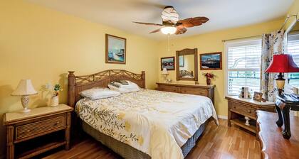 Extended Stay in Estero: Townhome w/ Lake Views!