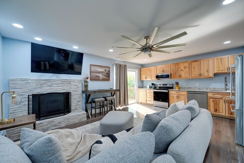 12 Mi to Downtown Winston-salem: Apt w/ Balcony!